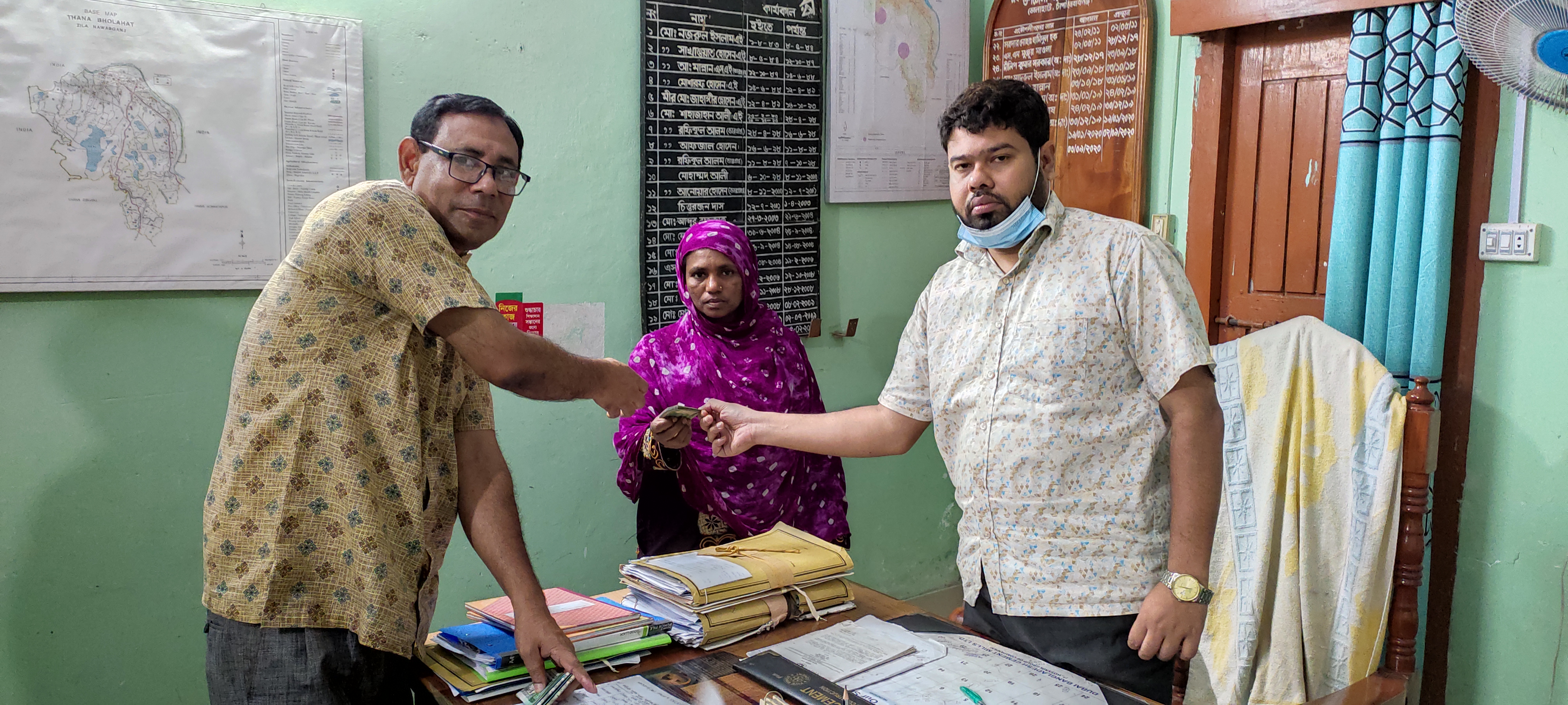 উপজেলা এলজিইডির নারী কর্মীদের মাঝে ঈদ পূর্ববর্তী বেতন/ভাতা এবং আনুষঙ্গিক সামগ্রী বিতরণ।