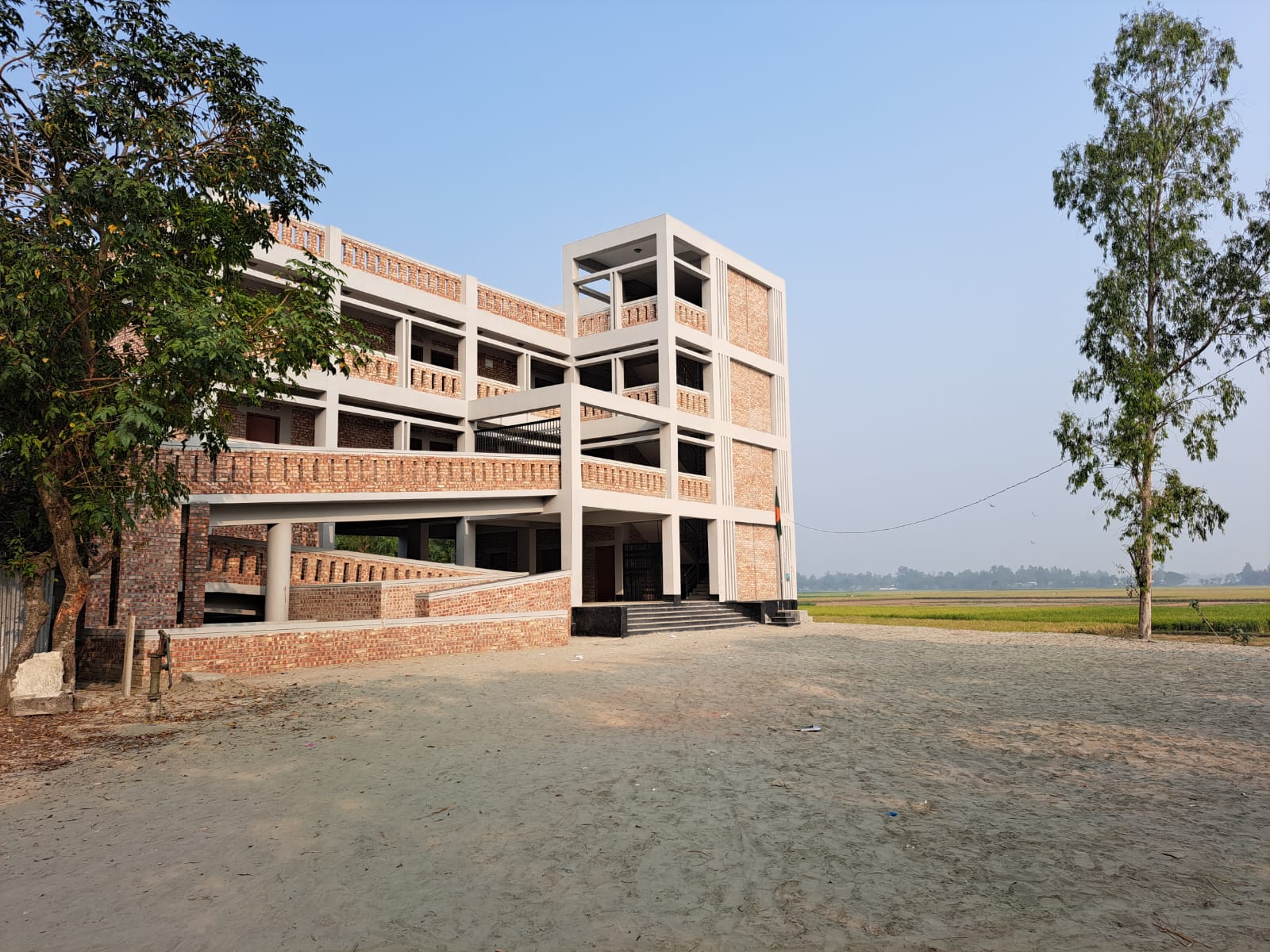 আব্দুল গনি প্রাইমারি স্কুল কাম ফ্লাডশেল্টার।