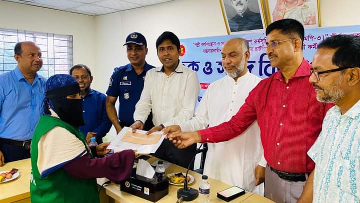 পল্লী কর্মসংস্থান ও রক্ষণাবেক্ষণ কর্মসূচি-৩ (RERMP-3)" প্রকল্পের মেয়াদ পূর্তিতে নারী কর্মীদের মাঝে চেক বিতরন
