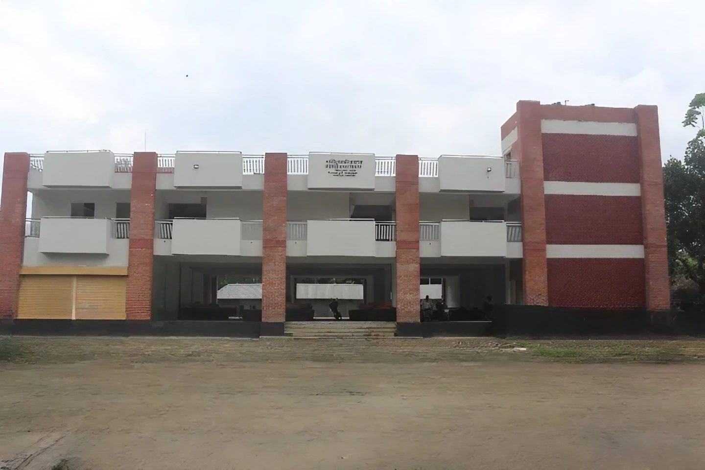 দেশব্যাপী গ্রামীণ বাজার অবকাঠামো উন্নয়ন প্রকল্পের আওতায় খাটিয়মারি হাটে সুবিধাভোগী সাধারণ জনগণ