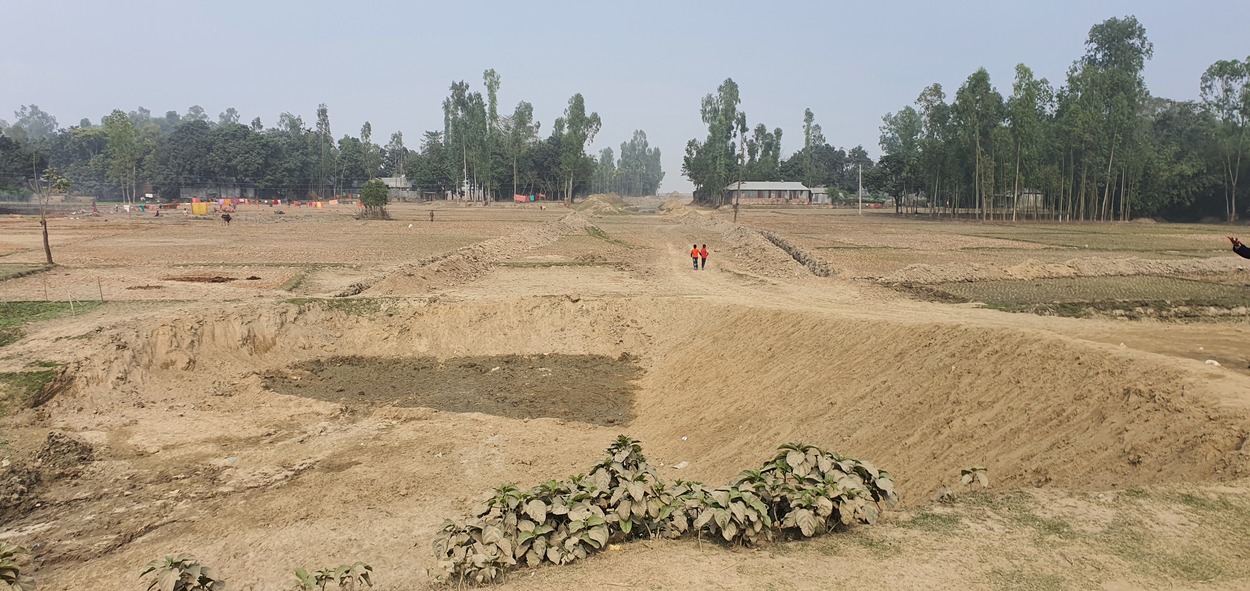 বেজ ক্যাম্প নির্মাণের ছবি