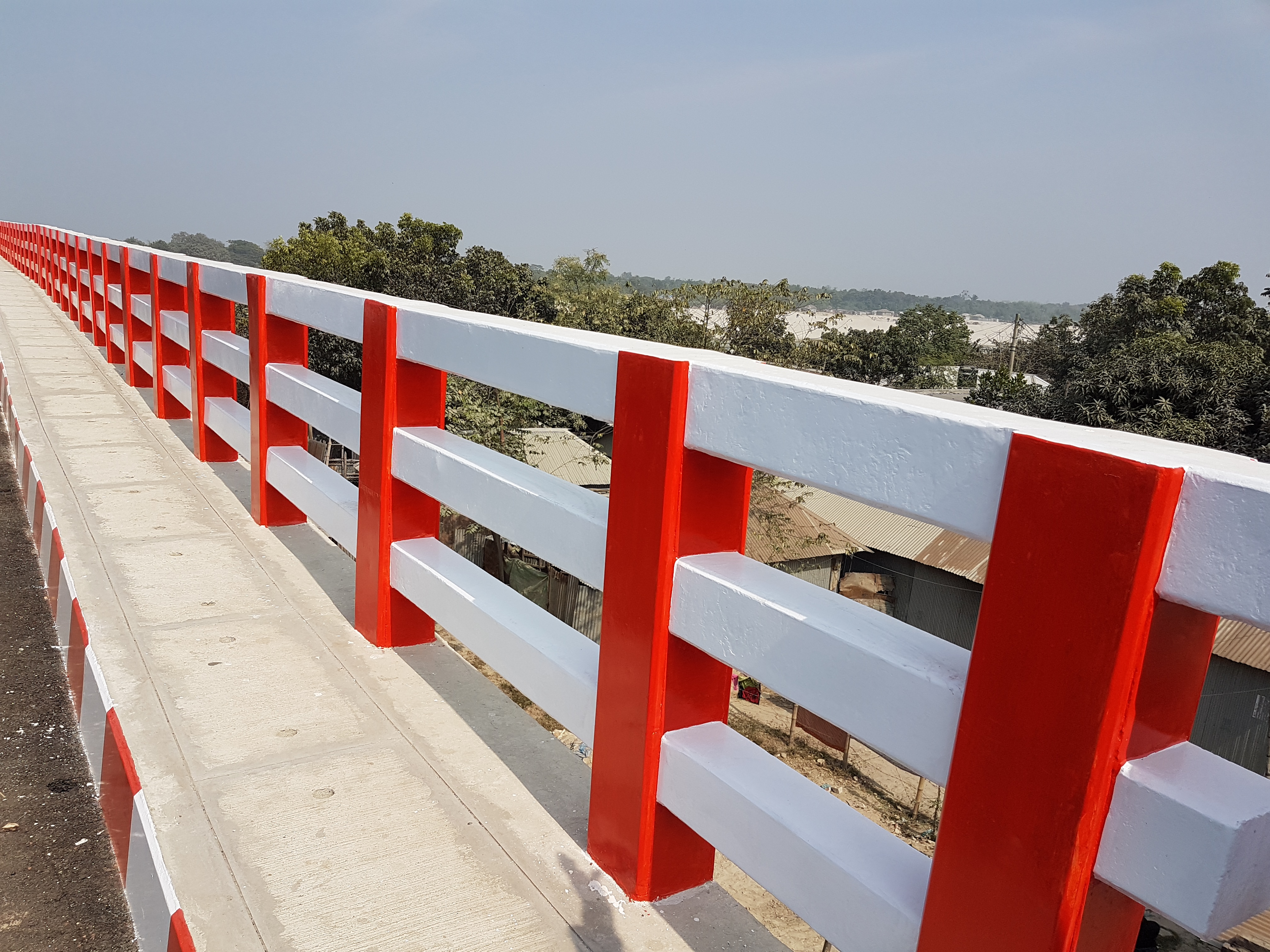 ব্রীজের রেলিং ও ফুটপাথ