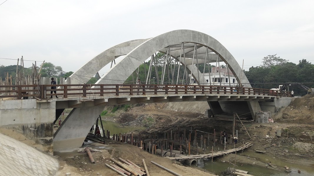 ৪০ মিটার দীর্ঘ আর সি সি আর্চ ব্রীজ ,কালুখালী, রাজবাড়ী ।