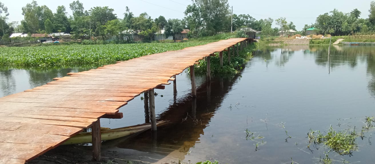 মানস নদীর উপর নির্মিত কাঠের ব্রীজ