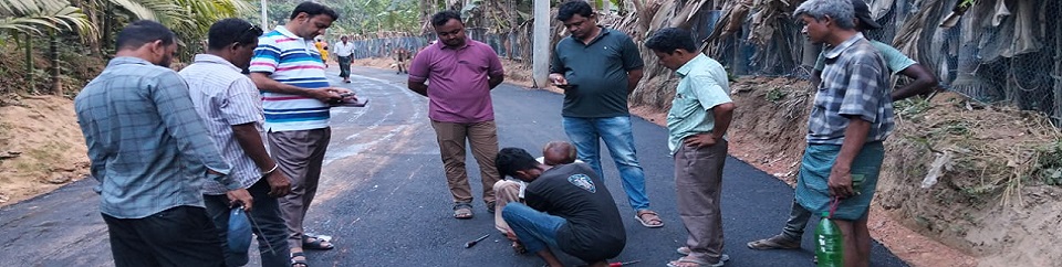 রাস্তা পরিদর্শনে নির্বাহী প্রকৌশলী