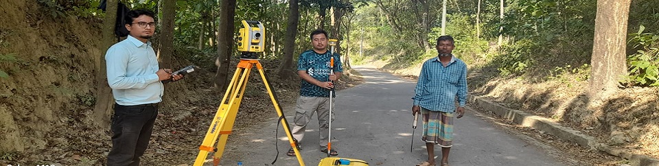 টোটাল স্টেশন সার্ভেকালীন সময়ে সার্ভেয়ার ফজলে এলাহী