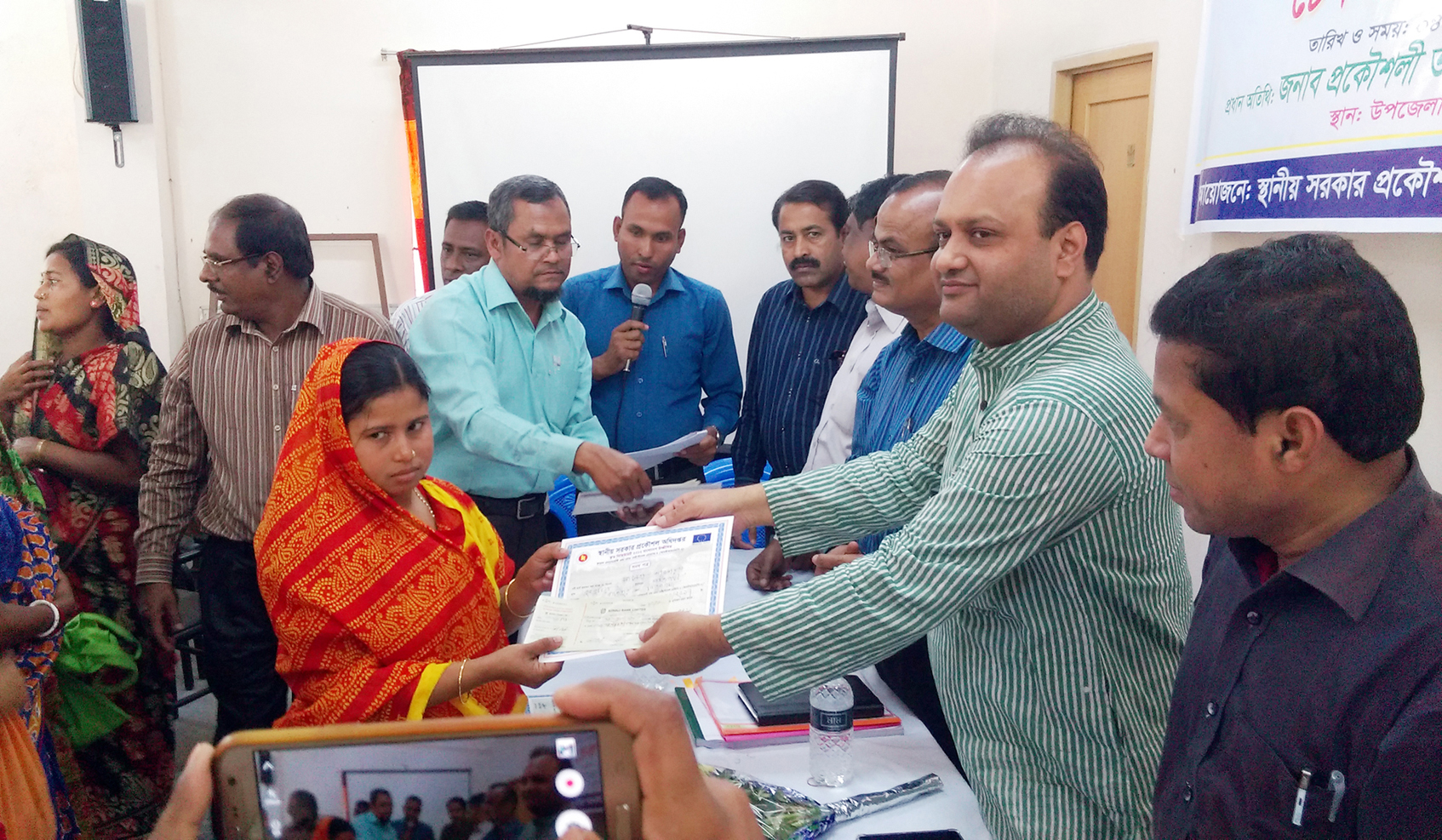 ৪ এপ্রিল, ২০১৮ তারিখে স্থানীয় সরকার প্রকৌশল অধিদপ্তরাধীন পল্লী কর্মসংস্থান ও সড়ক রক্ষণাবেক্ষণ কর্মসূচী (RERMP-2) প্রকল্পের আওতায় কাজিপুর উপজেলায় কর্মরত মহিলাদের মাঝে চেক ও সনদপত্র বিতরণ করেন সাবেক জাতীয় সংসদ সদস্য প্রকেৌশলী তানভীর শাকিল জয়