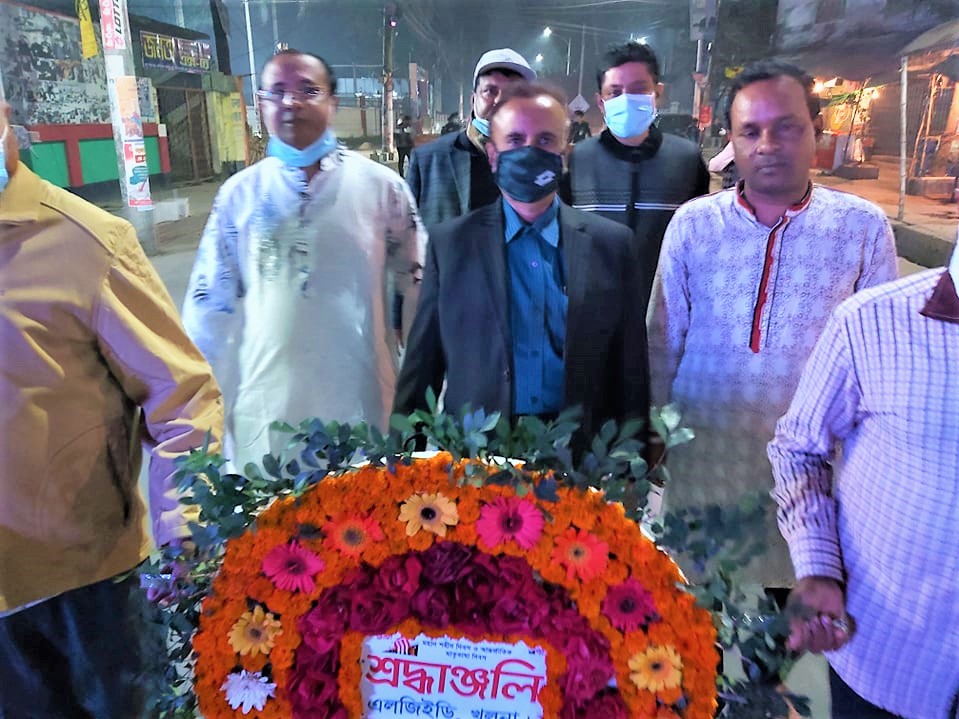 মহান শহীদ দিবস এবং আন্তর্জাতিক মাতৃভাষা দিবসে অতিরিক্ত প্রধান প্রকৌশলী মহোদয় এবং নির্বাহী প্রকৌশলী মহোদয়ের উপস্থিতিতে ভাষা শহীদদের প্রতি এলজিইডি, খুলনা এর পক্ষ থেকে পুষ্পস্তবক অর্পণ