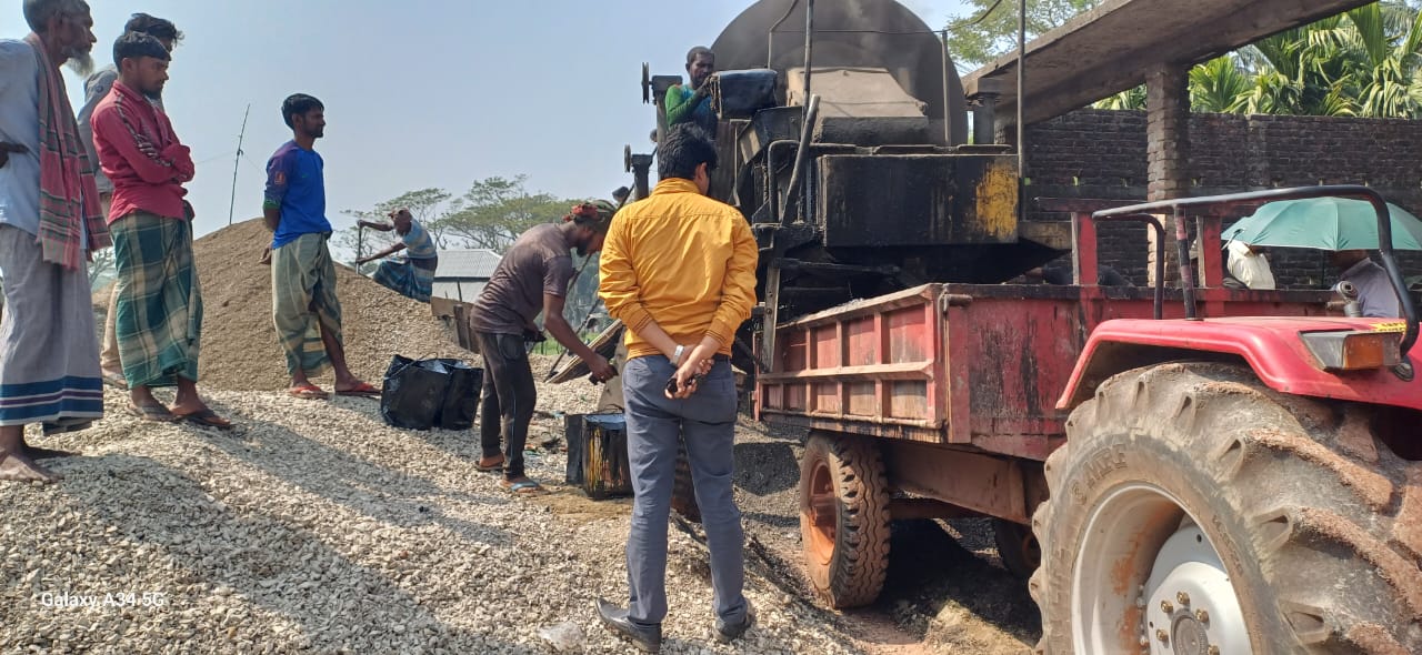 কার্পেিটং এর মিশ্রেণর মালামাল পরিদর্শন করেন উপজেলা প্রকৌশলী জনাব রাজীব সাহা।
