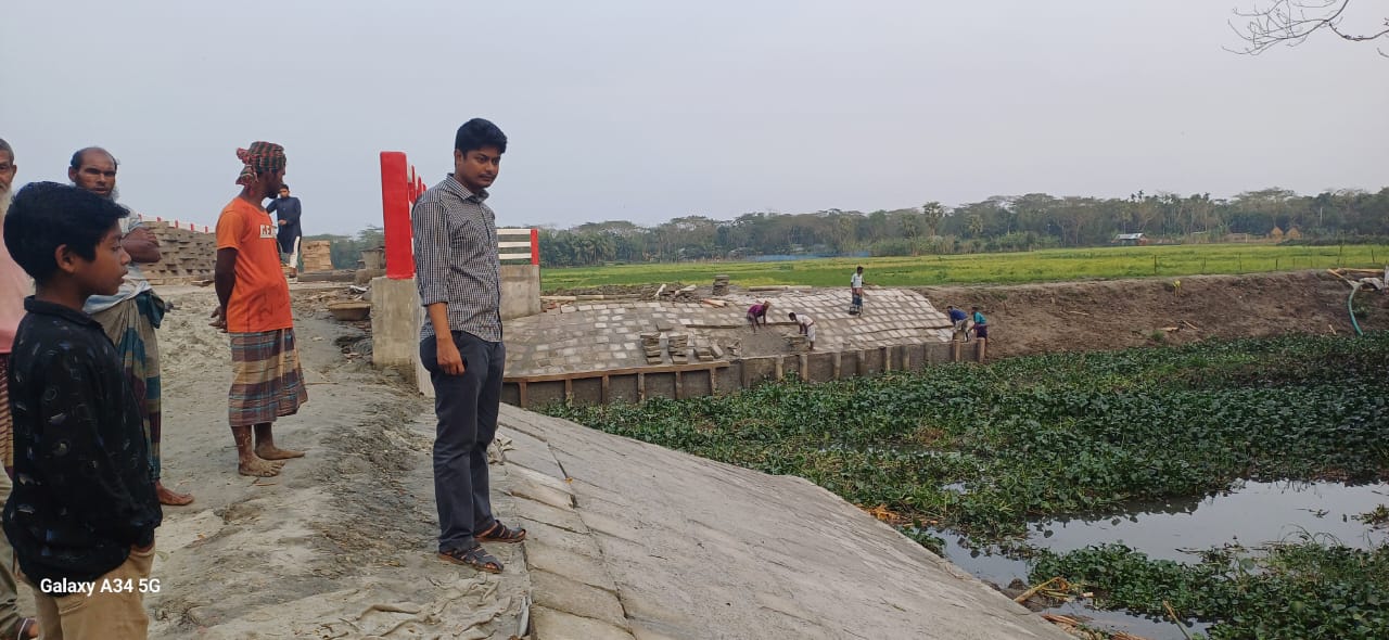 ব্রীজের বাস্তবায়িত কাজ পরিদর্শন করেন উপজেলা প্রকৌশলী জনাব রাজীব সাহা।