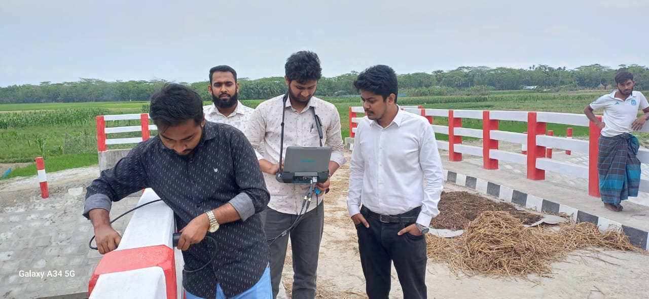 ব্রীজের আল্ট্রাসনিক পালস ভেলোসিটি টেস্ট এ সময় উপস্থিত ছিলেন উপজেলা প্রকৌশলী জনাব রাজীব সাহা।