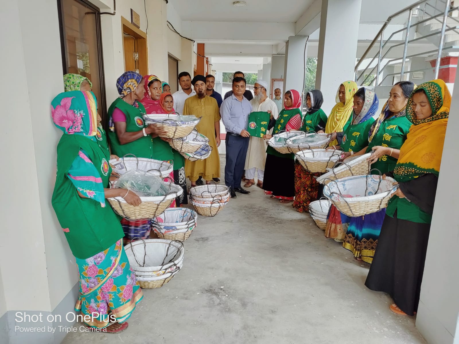 আরইএমপি-৩ শ্রমিকদের মাঝে ঝুড়ি এবং এ্যাপ্রোন প্রদান করেন উপজেলা প্রকৌশলী মহোদয়