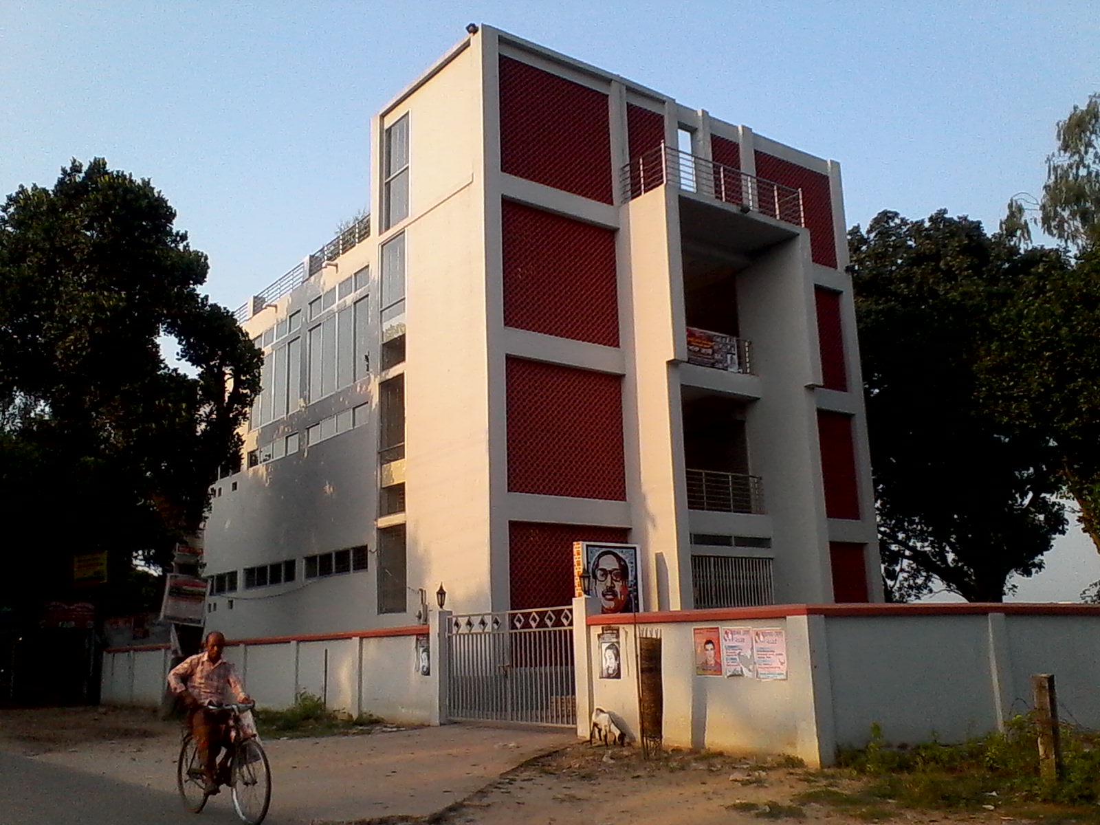 থানার সামনে নির্মিত ০৩ তলা উপজেলা মুক্তিযোদ্ধা কমপ্লেক্স