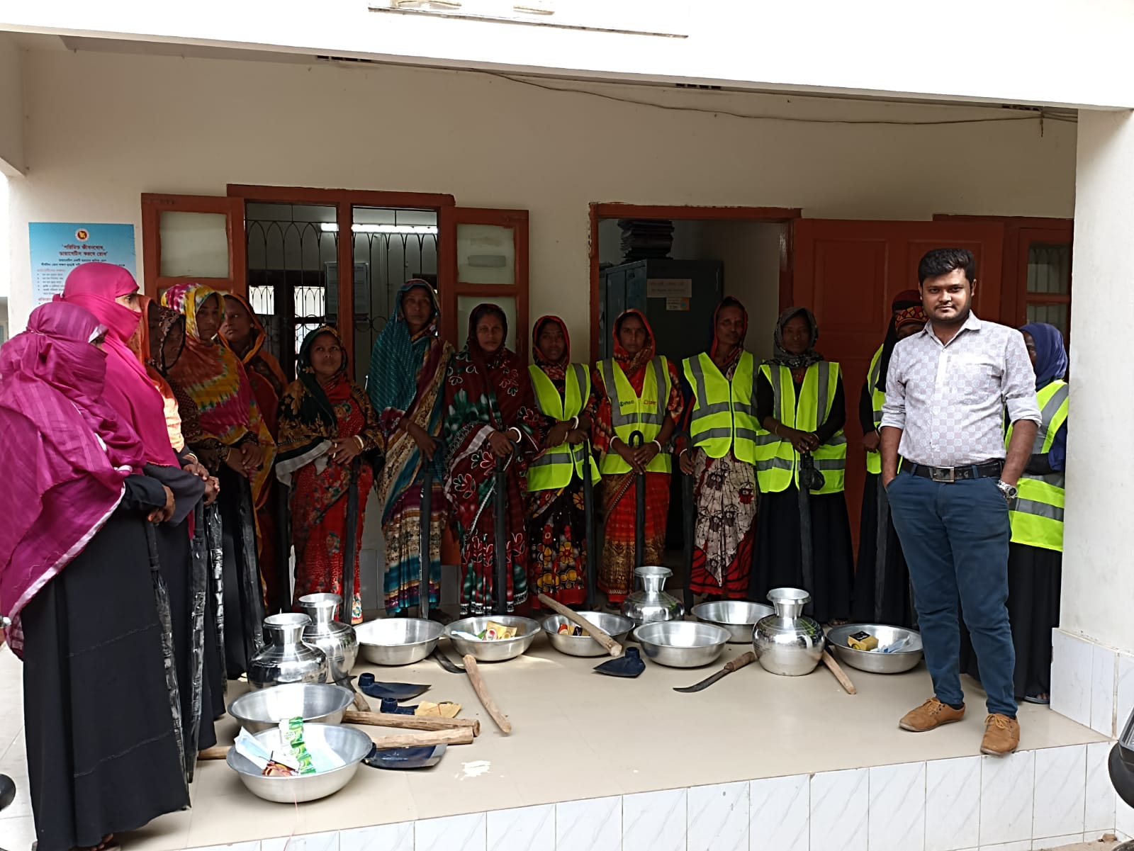 সড়ক রক্ষণাবেক্ষণ কাজে নিয়োজিত কর্মীদের মাঝে প্রয়োজনীয় সরন্জাম বিতরন
