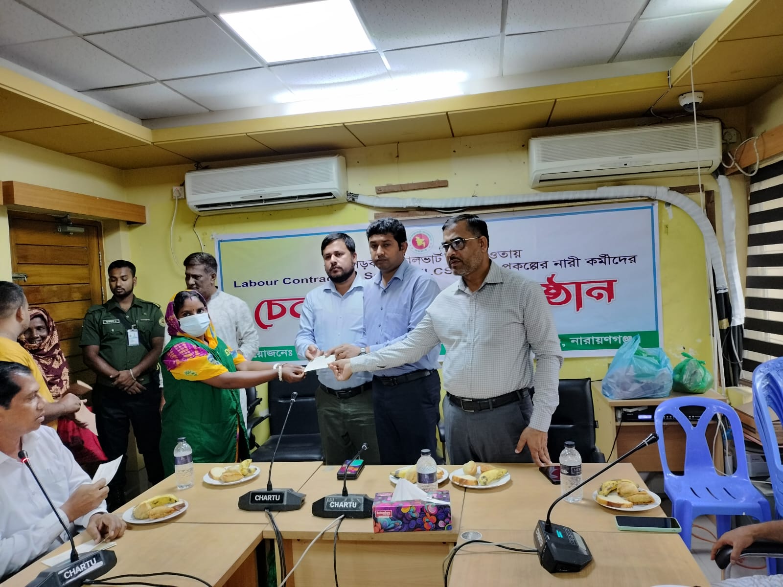 এলসিএস কর্মীদের মাঝে চেক বিতরণ।