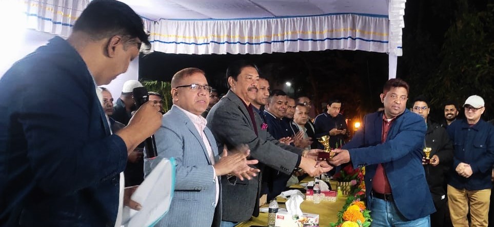 মহান বিজয় দিবস উপলক্ষে আয়োজিত দ্বৈত ব্যাডমিন্টন টুর্নামেন্টে প্রধান অতিথি পক্ষ থেকে পুরস্কার গ্রহণ করছেন উপজেলা প্রকৌশলী জনাব বি এম মাহমুদুল হাসান।