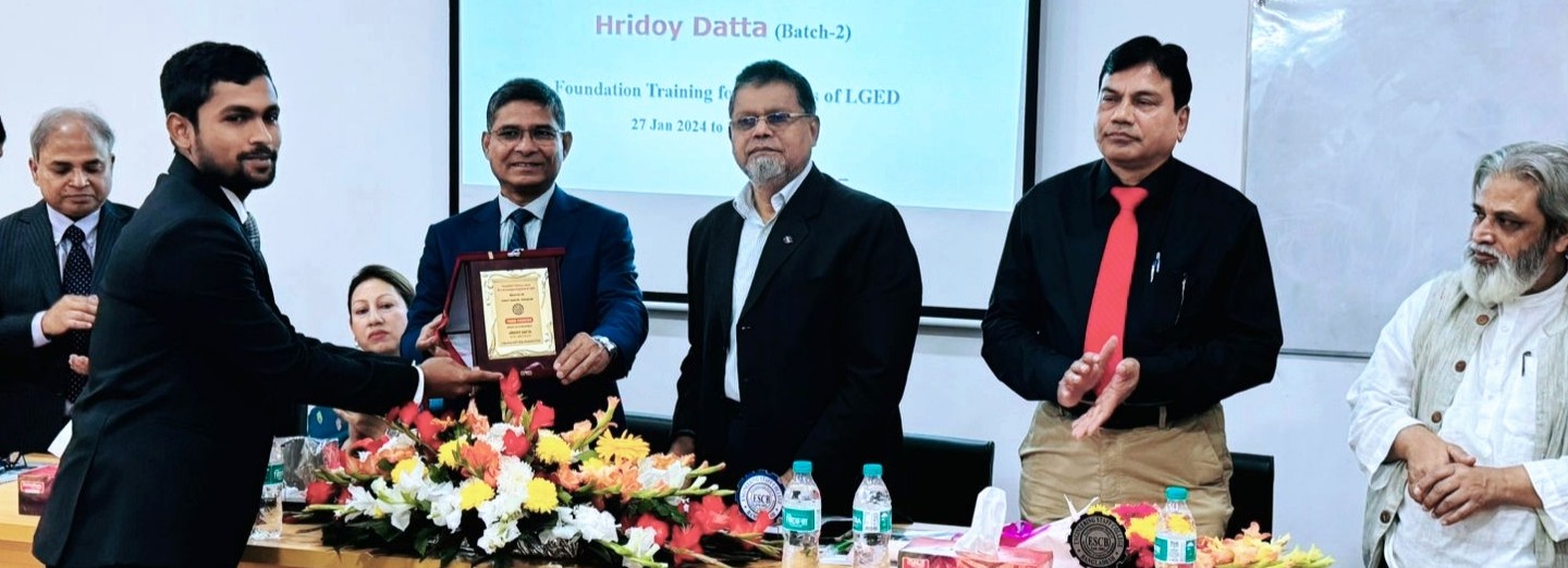 বুনিয়াদি প্রশিক্ষণে অসাধারণ কৃতিত্বের জন্য জনাব হৃদয় দত্তকে পুরস্কার প্রদান করছেন এলজিইডি'র প্রধান প্রকৌশলী জনাব মোঃ আলি আখতার হোসেন স্যার।