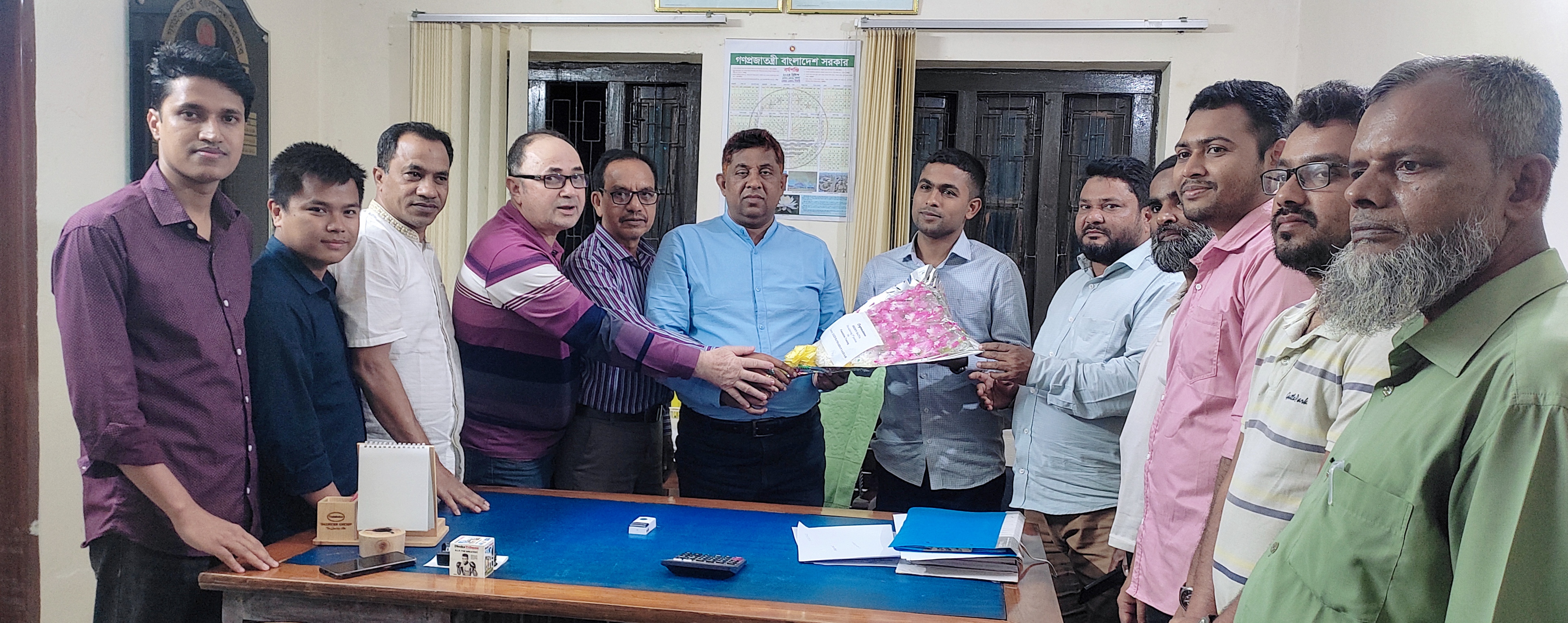 বুনিয়াদি প্রশিক্ষণের অসাধারণ কৃতিত্ব অর্জনের জন্য জনাব হৃদয় দত্তকে এলজিইডি বান্দরবান সদর পক্ষ থেকে ফুলেল শুভেচছা প্রদান করছেন উপজেলা প্রকৌশলী জনাব বি এম মাহমুদুল হাসান স্যার।