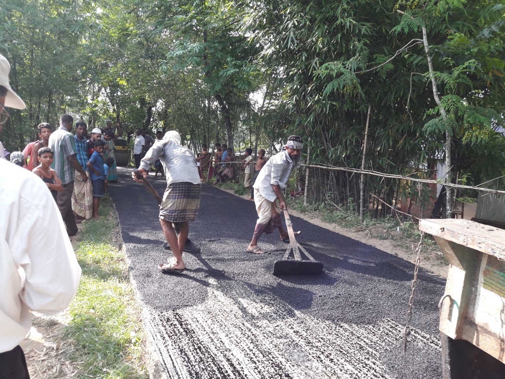 গ্রামীণ সড়ক উন্নয়ন চরমান