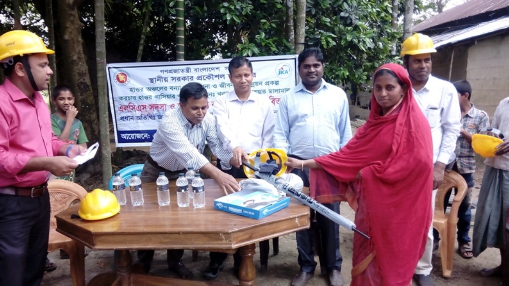 এলসিএস সদস্যদের মাঝে মালামাল বিতরন