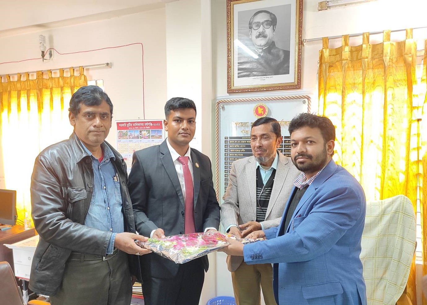 উপ-সহকারী প্রকৌশলী বশির আহমেদ কে ফুলেল শুভেচ্ছা জানান বিদায়ী উপ-সহকারী প্রকৌশলী মোঃ শামসুল হক এবং উপ-সহকারী প্রকৌশলী মোঃ শাহাদাৎ হোসেন চৌধুরী