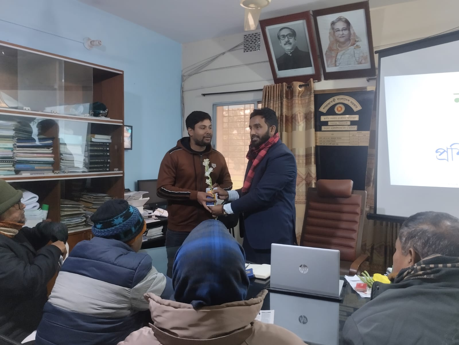 নতুন যোগদানকৃত ৫ জন কর্মচারীর বরন।