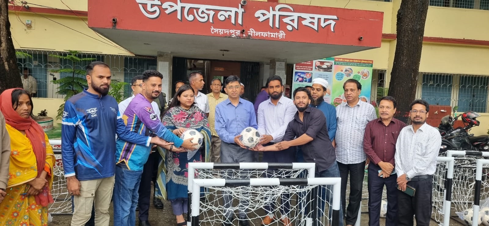 মিনিবার, ফুটবল, মাটি গুড়ার মেশিন(পালপাড়ার জন্য) এবং সেলাইমেশিন বিতরন । (প্রধান অতিথি মাননীয় জেলা প্রশাসক ও জেলা ম্যাজিস্ট্রেটমোহাম্মদ নায়িরুজ্জামান)