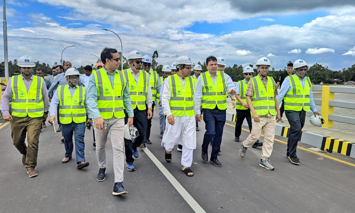 ৪ জুলাই ২০২৫ ইং তারিখে এলজিডি'র আওতায় বাস্তবায়নাধীন গাইবান্ধা জেলার সুন্দরগঞ্জ উপজেলাধীন পাঁচপীর বাজার-চিলমারী উপজেলা হেড কোয়ার্টার সড়কে তিস্তা নদীর উপর ১৪৯০মিঃ দীর্ঘ পিসি গার্ডার সেতু নির্মাণ প্রকল্পের চলমান কাজ পরিদর্শনের সময় স্থানীয় সরকার বিভাগের সচিব জনাব মোঃ রেজাউল মাকছুদ জাহেদী, এলজিইডির প্রধান প্রকৌশলী (চলতি দায়িত্ব) জনাব মোঃ আব্দুর রশীদ মিয়া এবং স্থানীয় সরকার বিভাগ ও এলজিইডির বিভিন্নস্তরের কর্মকর্তাগণ উপস্থিত ছিলেন।
