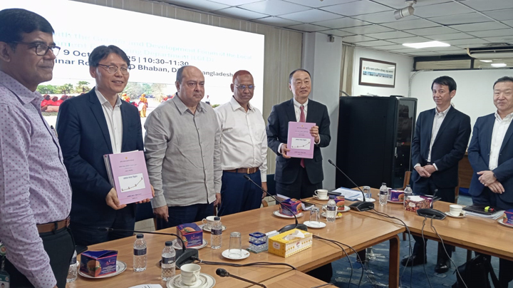 Additional Chief Engineer and Chairperson of the LGED Gender and Development Forum, Mr. Javed Karim is handing over souvenirs to the visiting Country Director of ADB, Mr. Hoe Yun Jeong and other ADB delegates on behalf of the LGED Gender and Development Forum during a meeting at LGED on 9 October 2025.