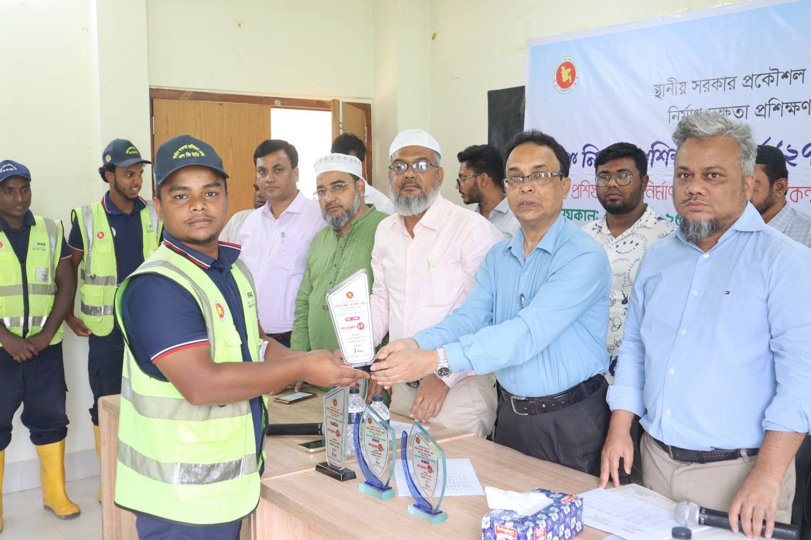এলজিইডি কর্তৃক গাজীপুর প্রতিষ্ঠিক নির্মাণ দক্ষতা প্রশিক্ষণ কেন্দ্র নির্মাণ শ্রমিকদের প্রশিক্ষণ শেষে প্রশিক্ষণার্থীদের হাতে সনদ তুলে দিচ্ছেন সংস্থার প্রধান প্রকৌশলী মোঃ বেলাল হোসেন
