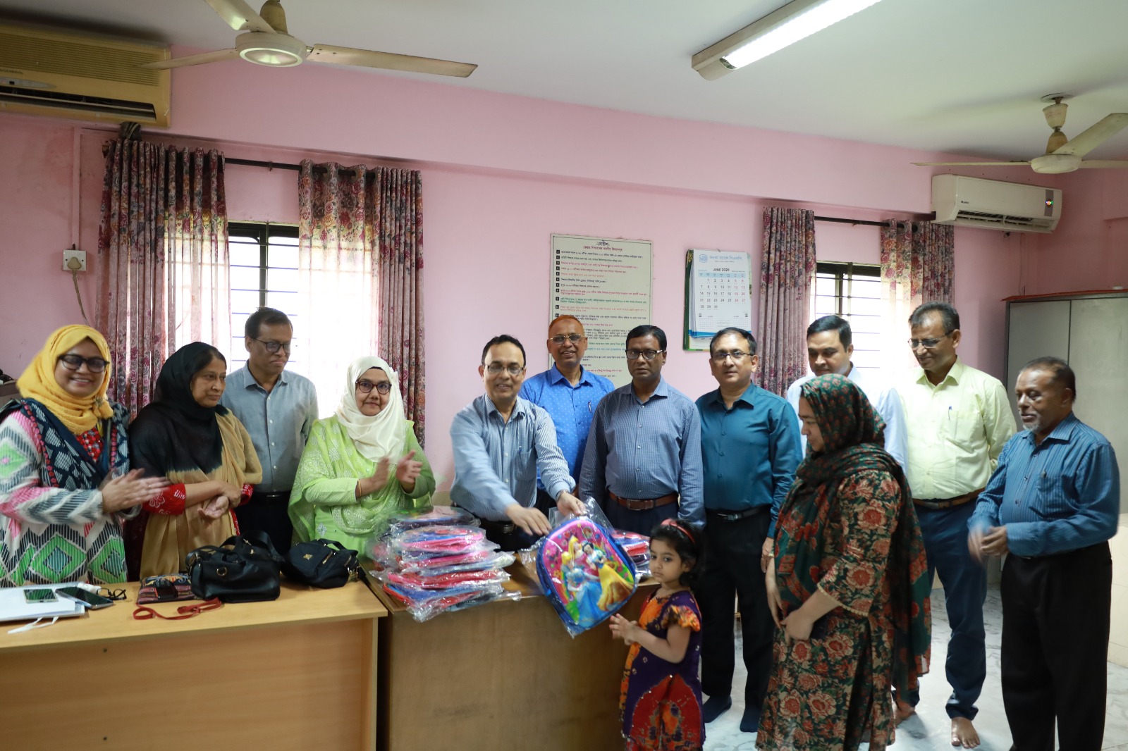 আন্তর্জাতিক নারী দিবস ২০২৬ উপলক্ষ্যে এলজিইডি’র ডে-কেয়ার সেন্টার পরিচর্যা গ্রহণকারী শিশুদের মধ্যে শিক্ষা উপকরণ বিতরণ করেছেন সংস্থার প্রধান প্রকৌশলী মোঃ বেলাল হোসেন