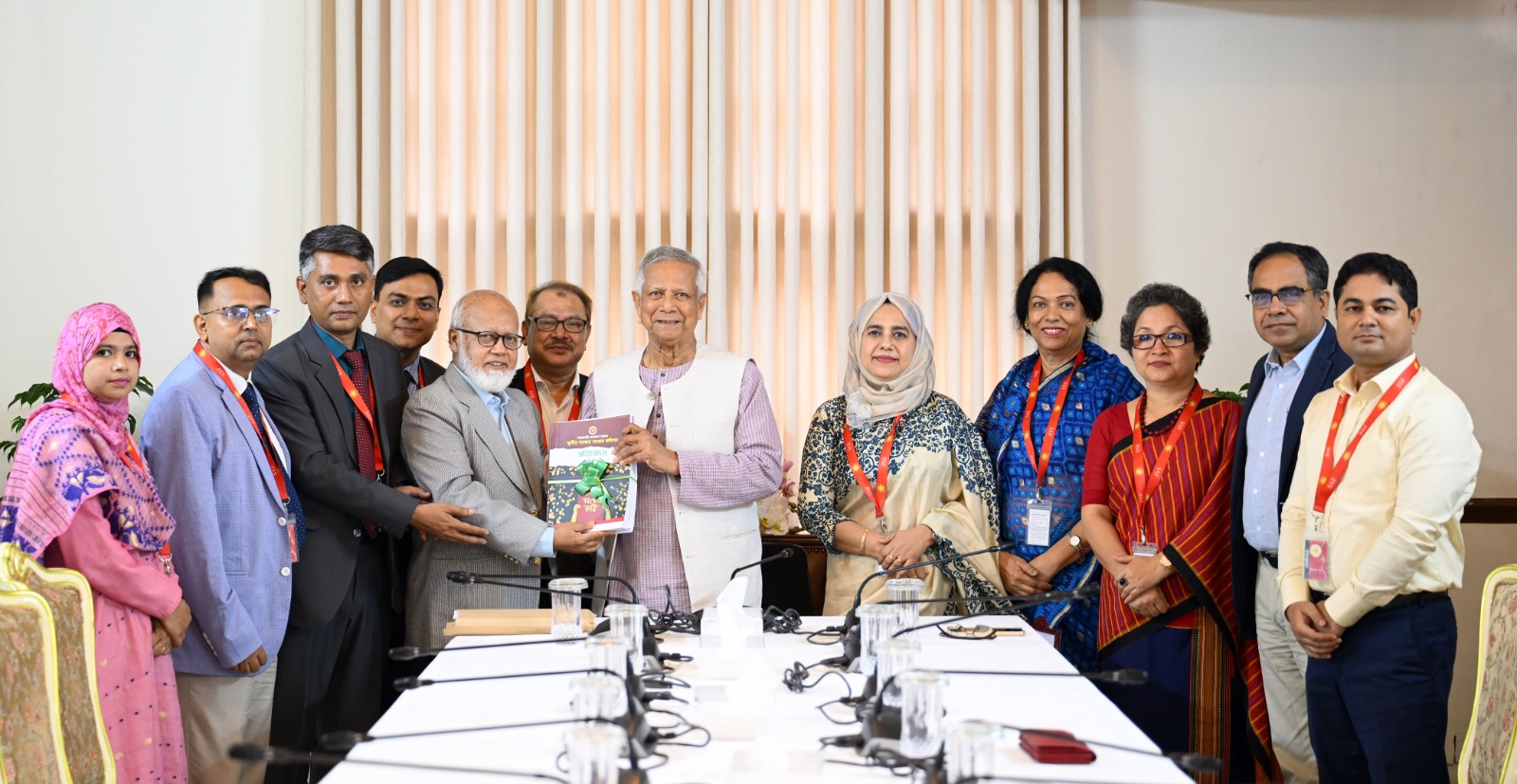 মাননীয় প্রধান উপদেষ্টা এর নিকট কমিশনের প্রতিবেদন দাখিল