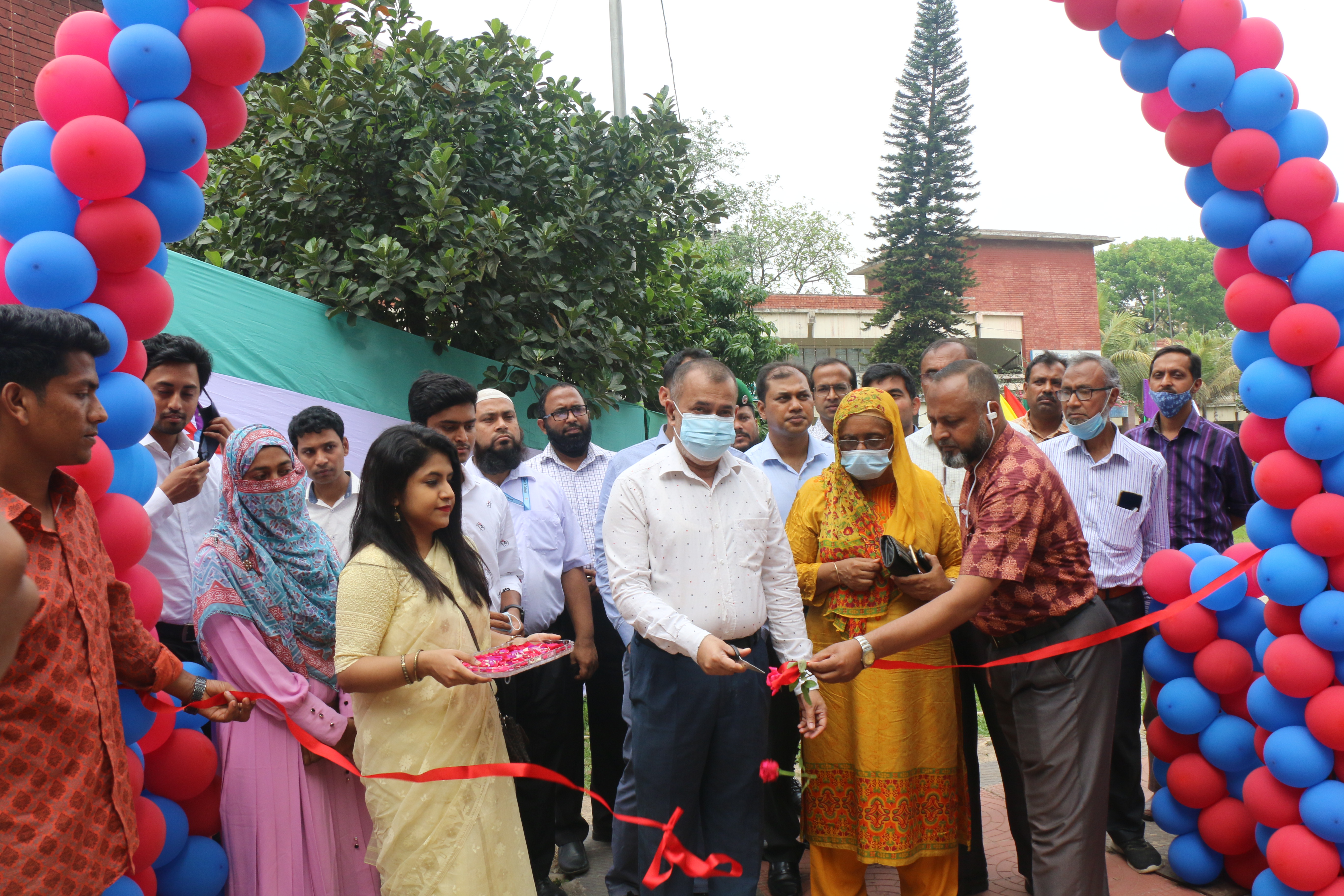 চামড়া গবেষণা ইনস্টিটিউটে আয়োজিত বিসিএসআইআর বিজ্ঞান মেলা-২০২২ এর শুভ উদ্বোধন