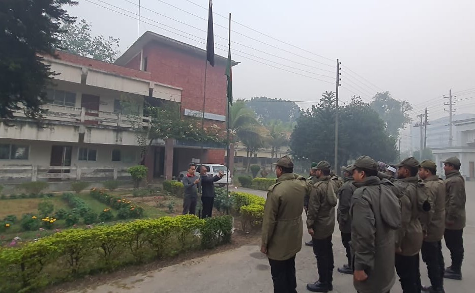 ১৪ ডিসেম্বর শহীদ বুদ্ধিজীবী দিবস উপলক্ষে জাতীয় পতাকা উত্তোলন করা হয়।