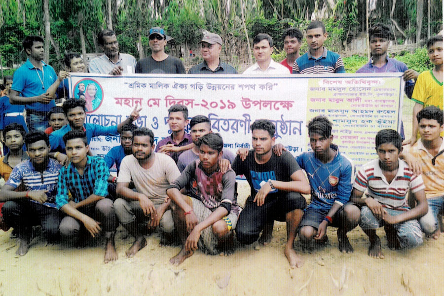 মহান মে দিবস উপলক্ষে 1লা মে 2019ইং হাডুডু খেলায় অংশ গ্রহণকারী বিজিত দলের সাথে উপস্থিত রাখছেন কুলাউড়া উপজেলা নির্বাহী অফিসার জনাব আবুল লেইস চৌধুরী