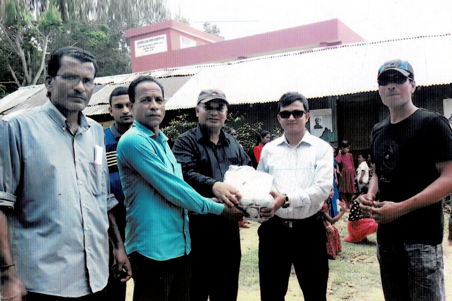 মহান মে দিবস উপলক্ষে 1লা মে 2019ইং কুলাউড়া উপজেলা নির্বাহী অফিসার জনাব আবুল লেইস চৌধুরী সাহেব কে সম্মানজনক উপহার তুলে দিচ্ছেন জনসংখ্যা ও পরিবার কল্যাণ কর্মকর্তা শেখ মোহাম্মদ আলী জিন্নাহ ও এলাকার গণ্য মান্য চা-বাগান শ্রমিক নেতাগণ। কুলাউড়া উপজেলা নির্বাহী অফিসার জনাব আবুল লেইস চৌধুরী সাহেব কে সম্মানজনক পুরষ্কার তুলে দিচ্ছেন জনসংখ্যা ও পরিবার কল্যাণ কর্মকর্তা শেখ মোহাম্মদ আলী জিন্নাহ