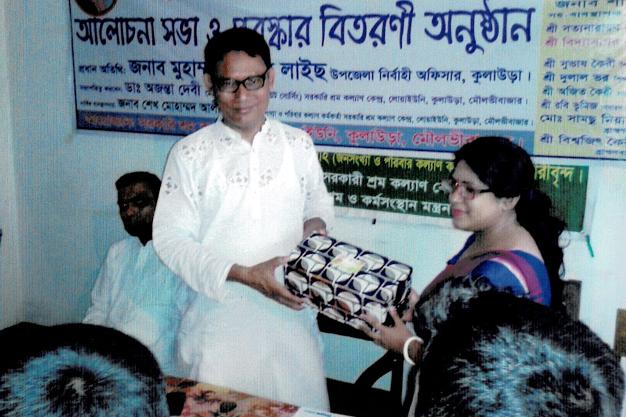 মহান মে দিবস উপলক্ষে 1লা মে 2019ইং সম্মানি উপহার তুলে দিচ্ছেন ব্রাহ্মণবাজার ইউপি চেয়ারম্যান জনাব মমরুদ হোসেন