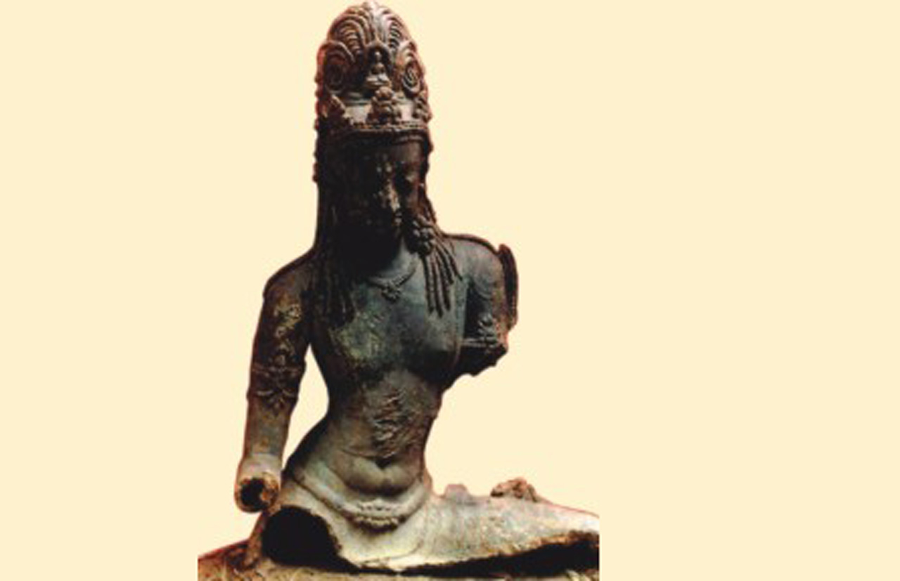 অবলোকিতেশ্বর | উপকরণ: ব্রোঞ্জ | সময়: আনুমানিক নয় - দশ শতাব্দী | প্রাপ্তিস্থান: আনন্দ বিহার, ময়নামতি, কুমিল্লা (২০০২ সালে)