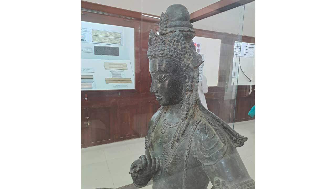 বজ্রসত্ত্ব | উপকরণ: ব্রোঞ্জ | সময়: আনুমানিক নয় - দশ শতাব্দী | প্রাপ্তিস্থান: ভোজ বিহার, ময়নামতি, কুমিল্লা (১৯৯৪ সালে)