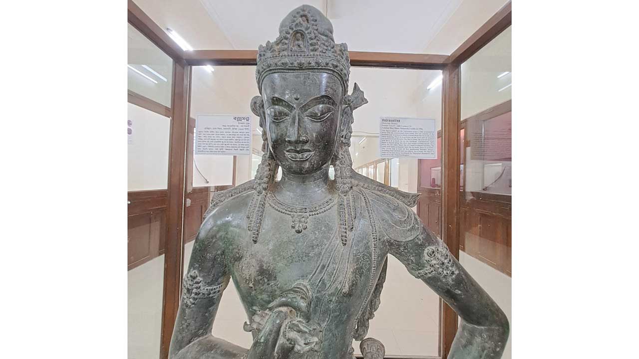 বজ্রসত্ত্ব | উপকরণ: ব্রোঞ্জ | সময়: আনুমানিক নয় - দশ শতাব্দী | প্রাপ্তিস্থান: ভোজ বিহার, ময়নামতি, কুমিল্লা (১৯৯৪ সালে)