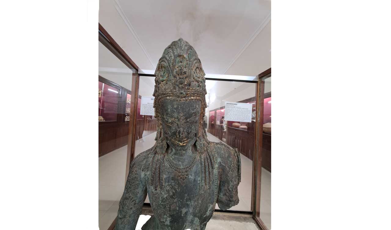 অবলোকিতেশ্বর | উপকরণ: ব্রোঞ্জ | সময়: আনুমানিক নয় - দশ শতাব্দী | প্রাপ্তিস্থান: আনন্দ বিহার, ময়নামতি, কুমিল্লা (২০০২ সালে)