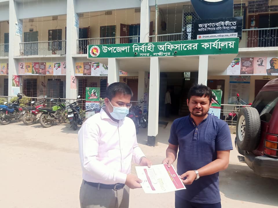 করোনা ভাইরাস এর সংক্রমণ প্রতিরোধে করনীয় সংক্রান্ত লিফলেট বিতরণ করেন জনাব শফিকুর রিদোয়ান আরমান শাকিল, উপজেলা নির্বাহী অফিসার, লক্ষ্মীপুর সদর।