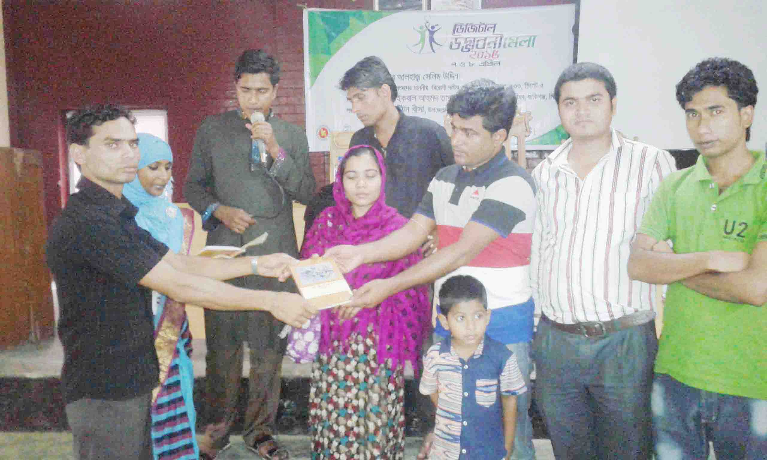 উদ্যোক্তাদের মধ্যে কবি মিছবাহ আজাদ তার কবিতার বই সকল উদ্যোক্তাদের উপহার দিচ্ছেন।