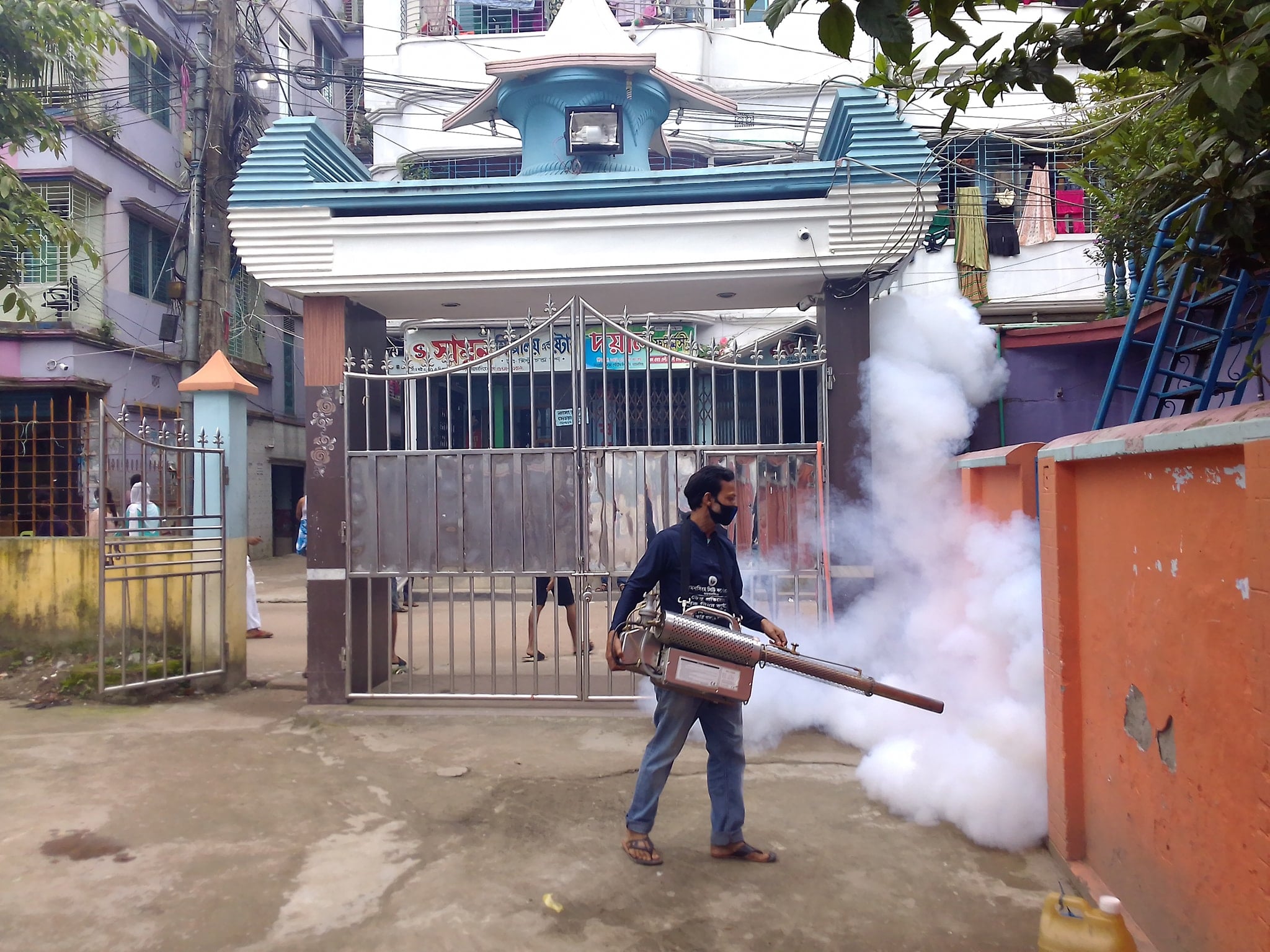 মশা নিধনে ফগার মেশিনে ওষুধ স্প্রে কার্যক্রম