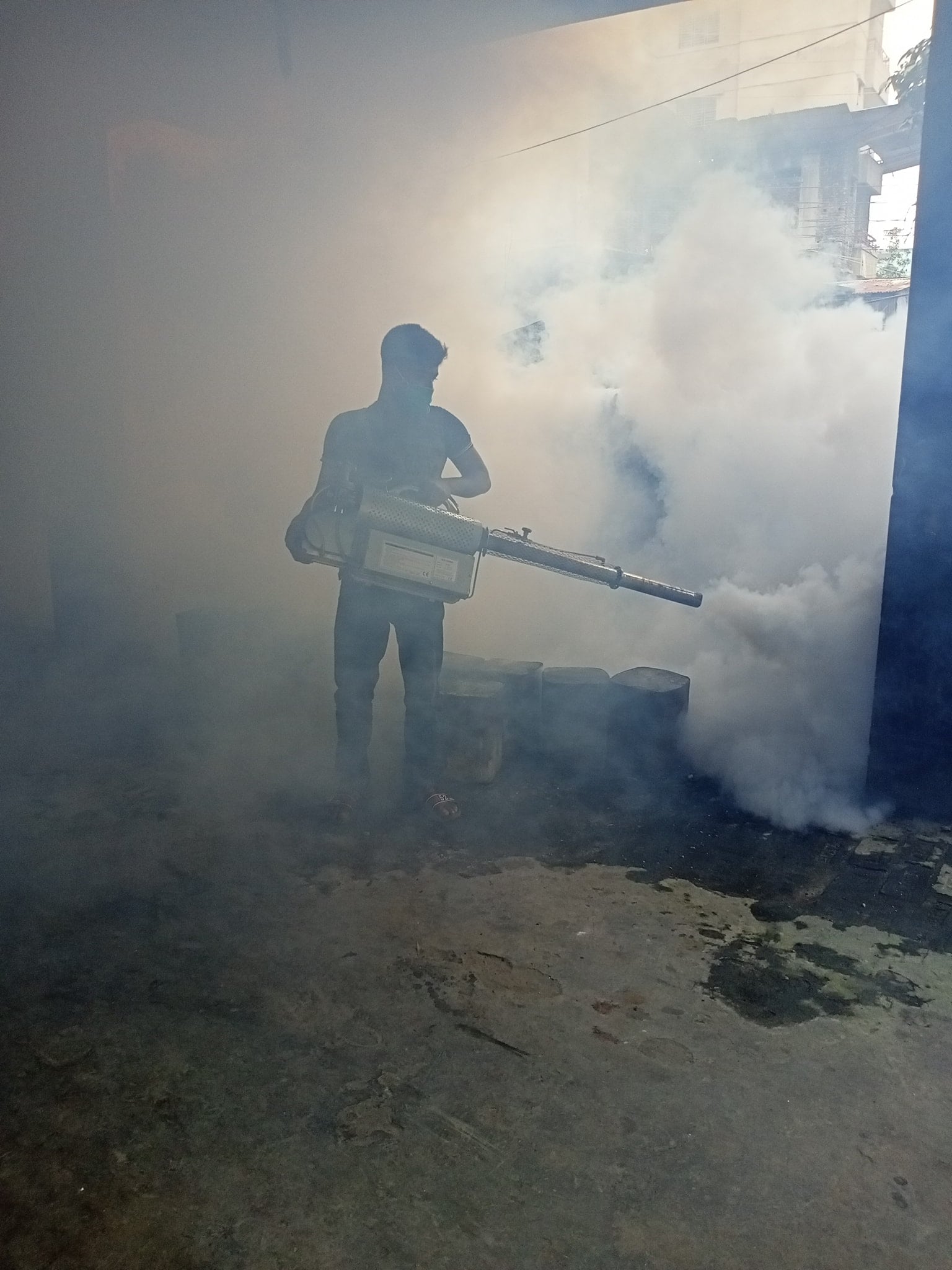 মশা নিধনে ফগার মেশিনে ওষুধ স্প্রে কার্যক্রম