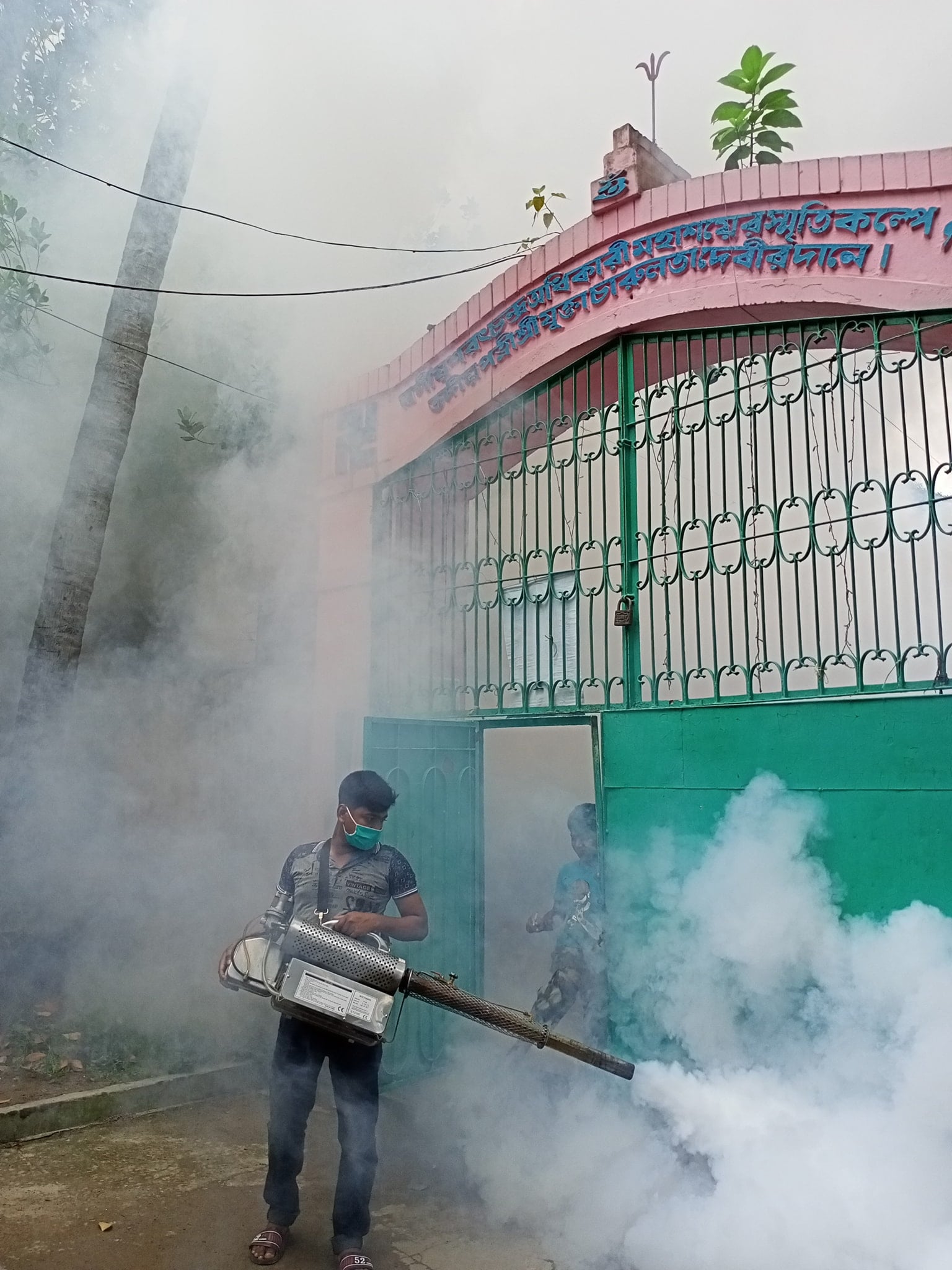 মশা নিধনে ফগার মেশিনে ওষুধ স্প্রে কার্যক্রম