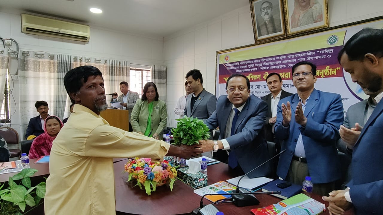 বান্দরবান সদর উপজেলায় অপ্রধান শস্য প্রকল্পের আওতায় সুবিধাভোগীদের মাঝে শস্য চারা ও বীজ বিতরণ করেন পল্লী উন্নয়ন ও সমবায় বিভাগের মাননীয় সচিব জনাব মশিউর রহমান এনডিসি।