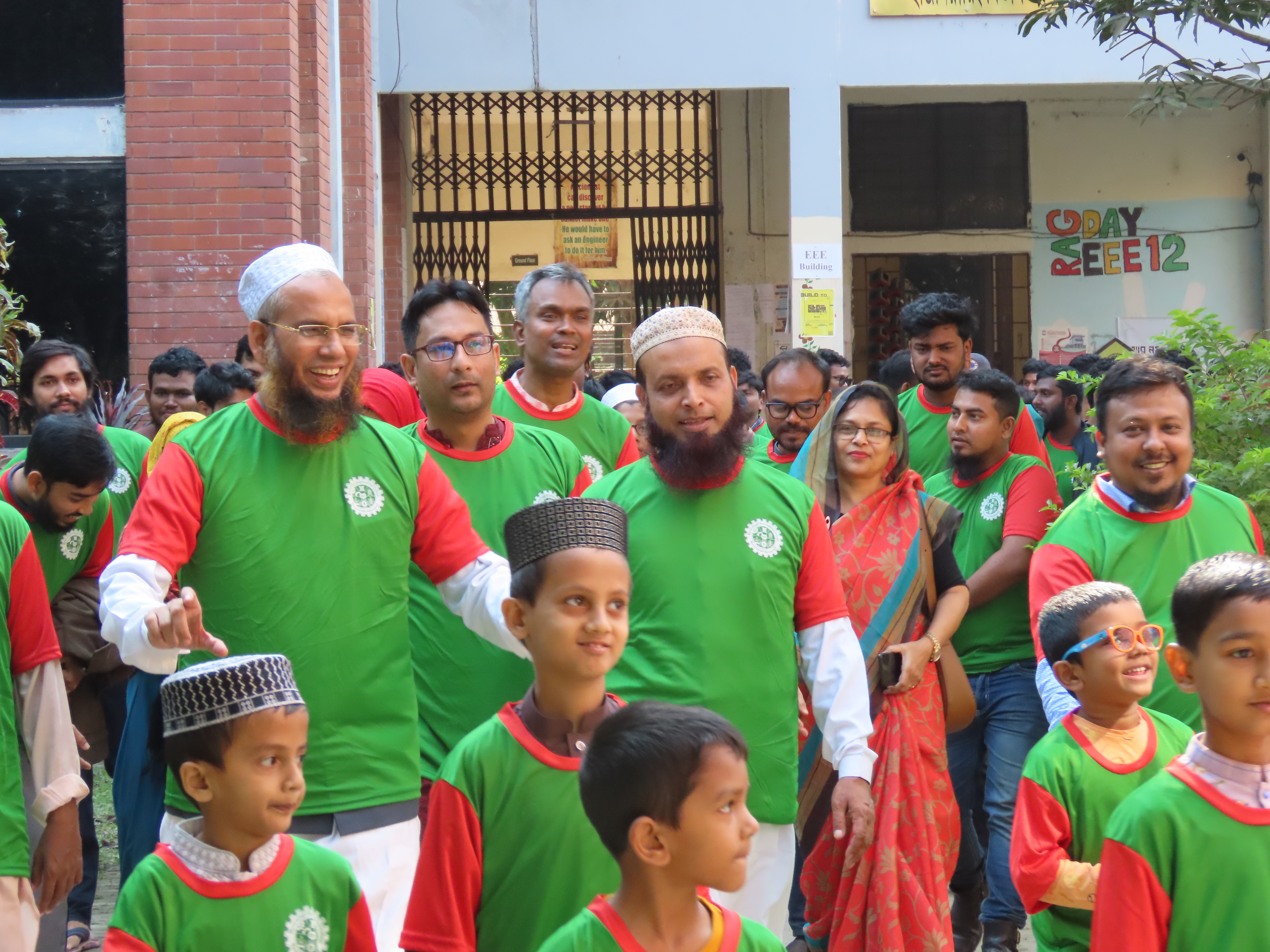 ১৬ ডিসেম্বর “মহান বিজয় দিবস-২০২৫” উদযাপন উপলক্ষ্যে কোমলমতি শিশুদের নিয়ে অধ্যক্ষ মহোদয় ও শিক্ষক-কর্মকর্তা-কর্মচারীগণ