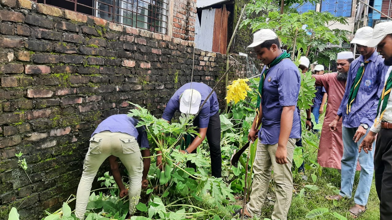শিক্ষাঙ্গন পরিস্কার পরিচ্ছন্নতা বজায় রাখার জন্য স্বেচ্ছাসেবক হিসেবে স্কাউট ও রোভারদের সম্পৃক্ততা