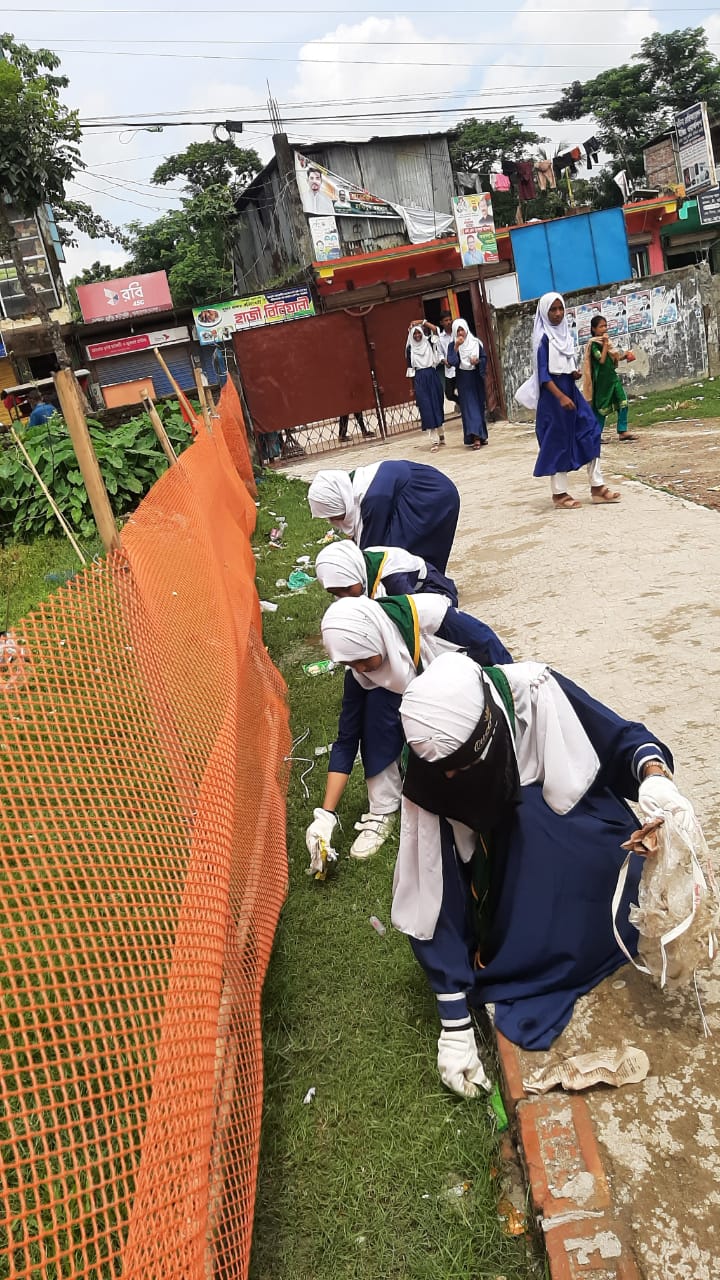 শিক্ষাঙ্গন পরিস্কার পরিচ্ছন্নতা বজায় রাখার জন্য স্বেচ্ছাসেবক হিসেবে স্কাউট ও রোভারদের সম্পৃক্ততা